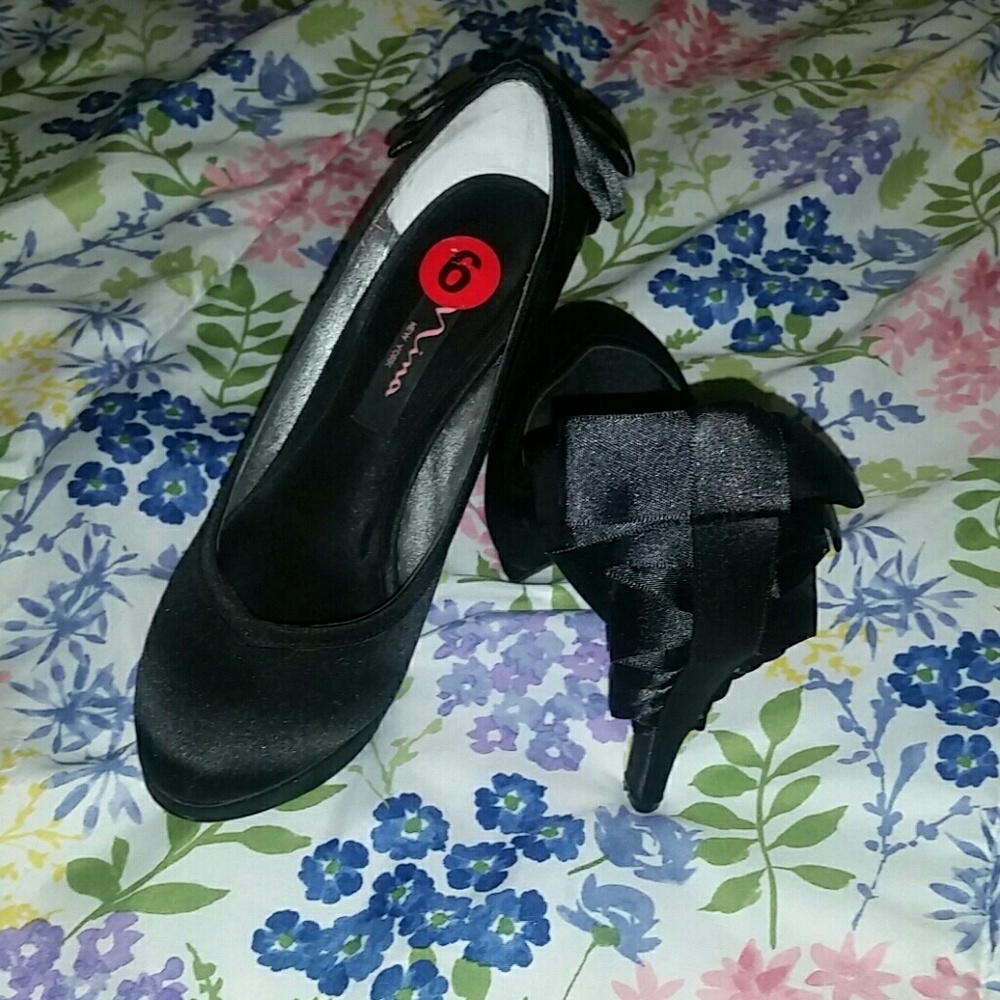 Black heel shoes